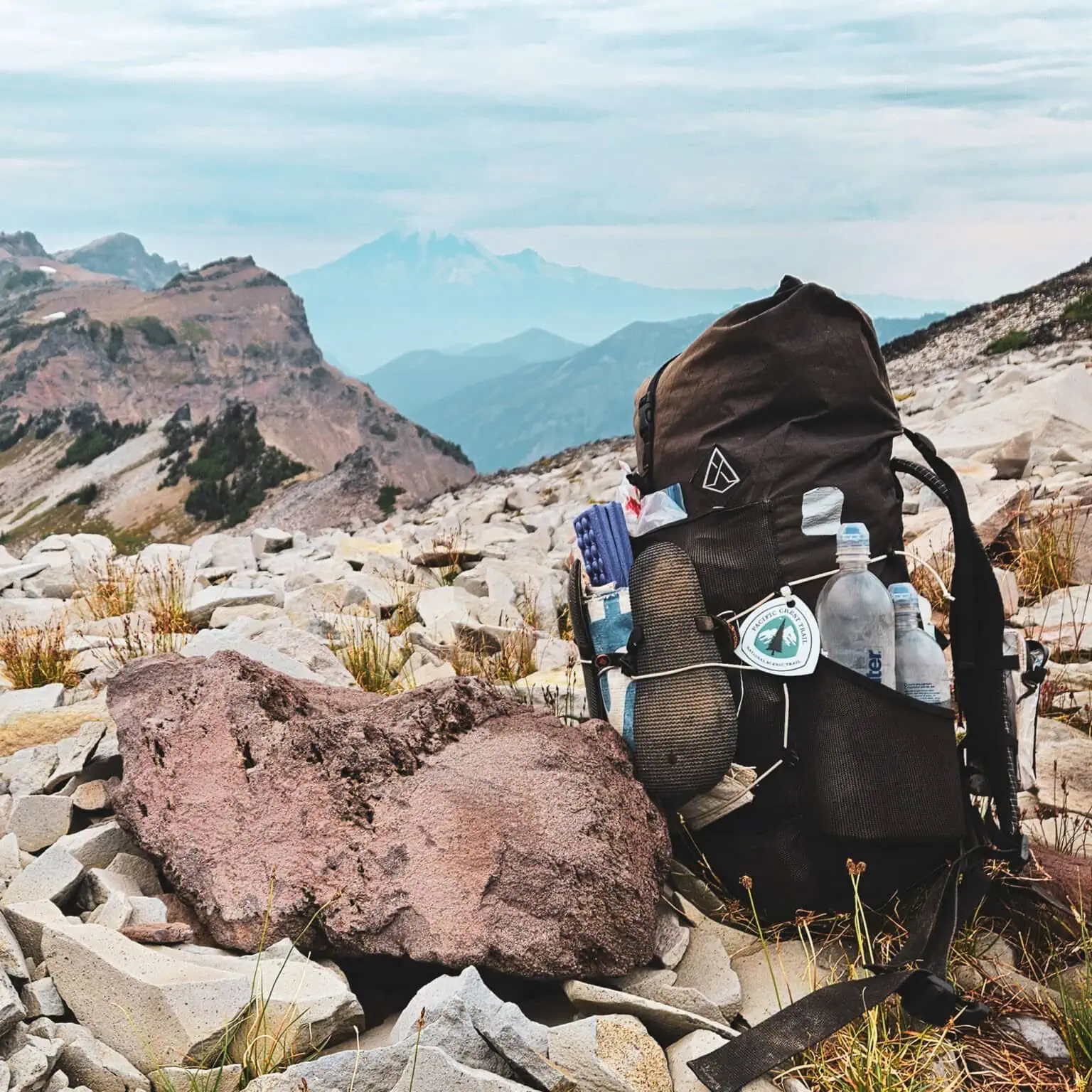 Rainers Rucksack mit PCT-Anhänger auf Felsen am Pacific Crest Trail