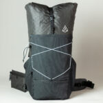Ultraleicht Rucksack Agilist 2026 aus Ultra 200X, Frontansicht mit Fronttasche und Kompressionskordel