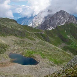 Kar mit Bergsee am Stubaier Höhenweg, im Hintergrund die Stubaier Alpen.
