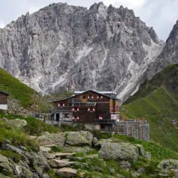 Berghütte unter schroffen Felswänden am Stubaier Höhenweg.