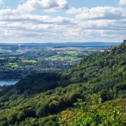 Blick vom Rheinsteig über das Siebengebirge zum Rhein.