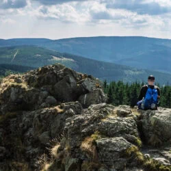 Rast auf einer Felskuppe am Rothaarsteig mit Blick über das Sauerland.