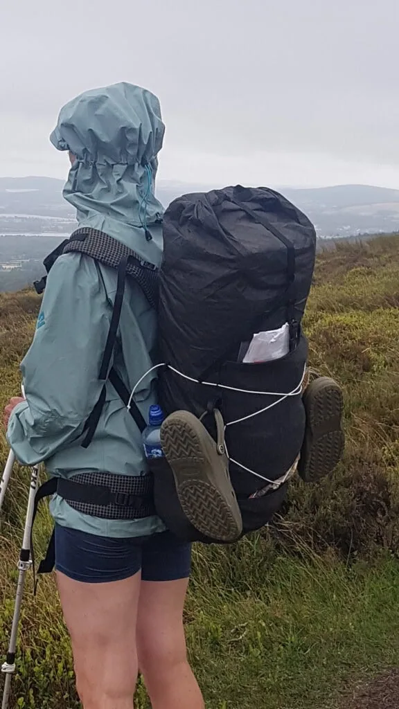 Claudia mit dem Agilist auf dem Wicklow Way im Nebel