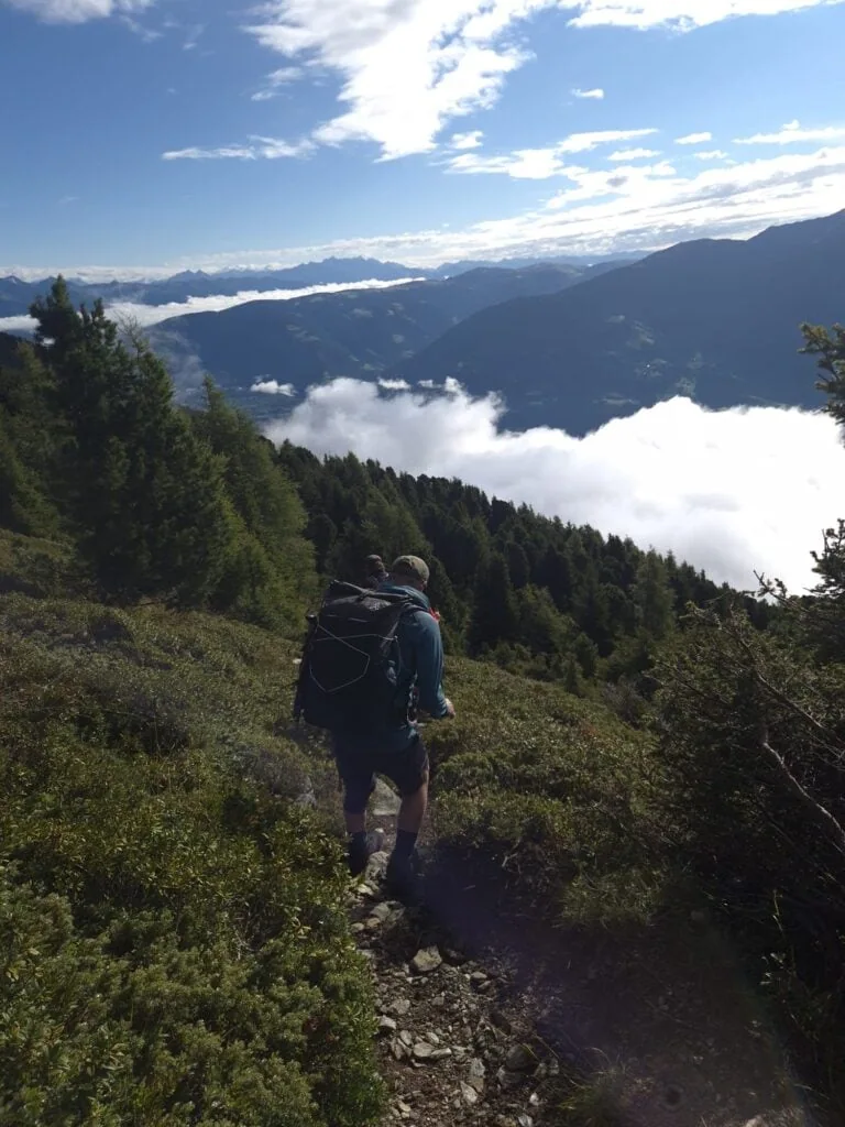 Tomasz mit dem Agilist über dem Wolkenmeer auf der Alpenüberquerung