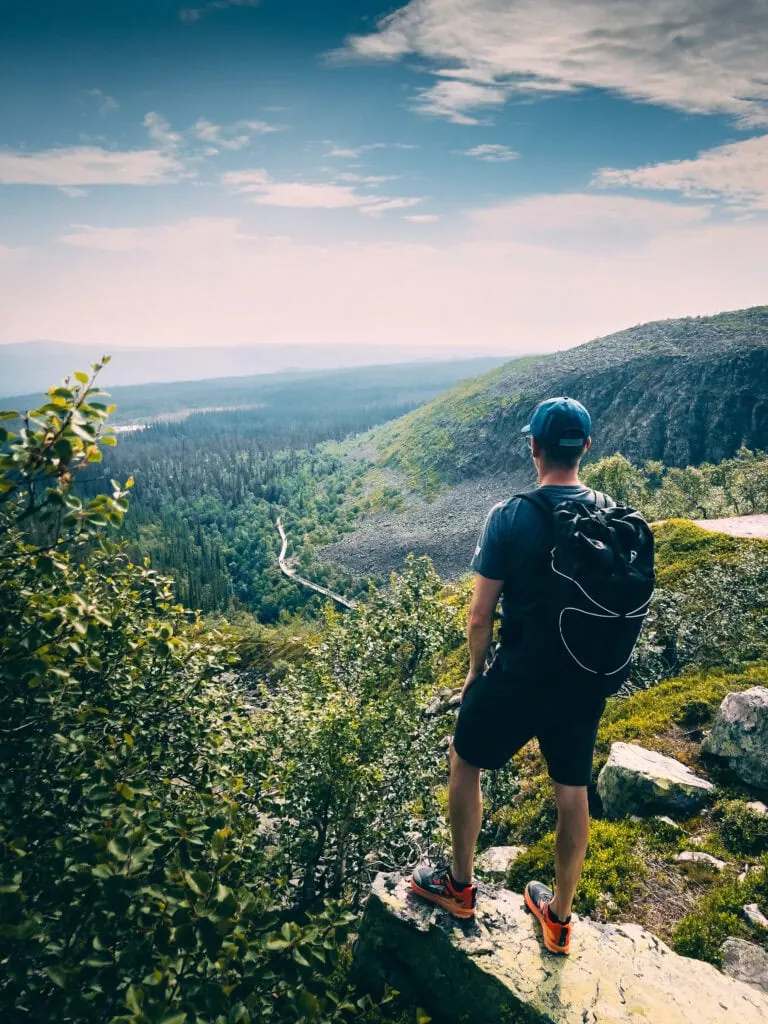 Jan mit dem Agilist über einem Tal in Schweden