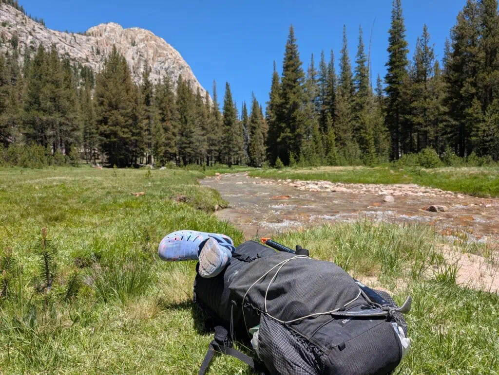 Koens Endurist auf einer Wiese am Pacific Crest Trail vor Bergkulisse