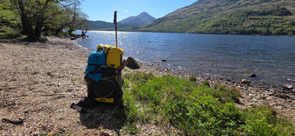 Endurist am Ufer des Loch Lomond auf dem West Highland Way