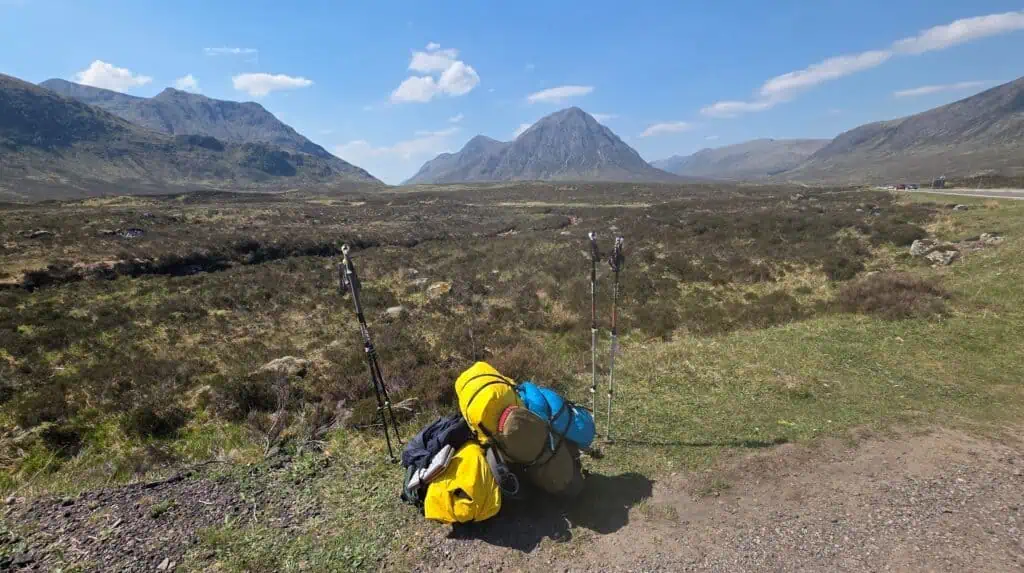 Zwei Endurist mit Trekkingstöcken am West Highland Way in Glencoe